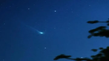 اقتراب المذنب “سوان” من الأرض يعزز فرص الرصد الفلكي والتصوير بتفاصيل غير مسبوقة